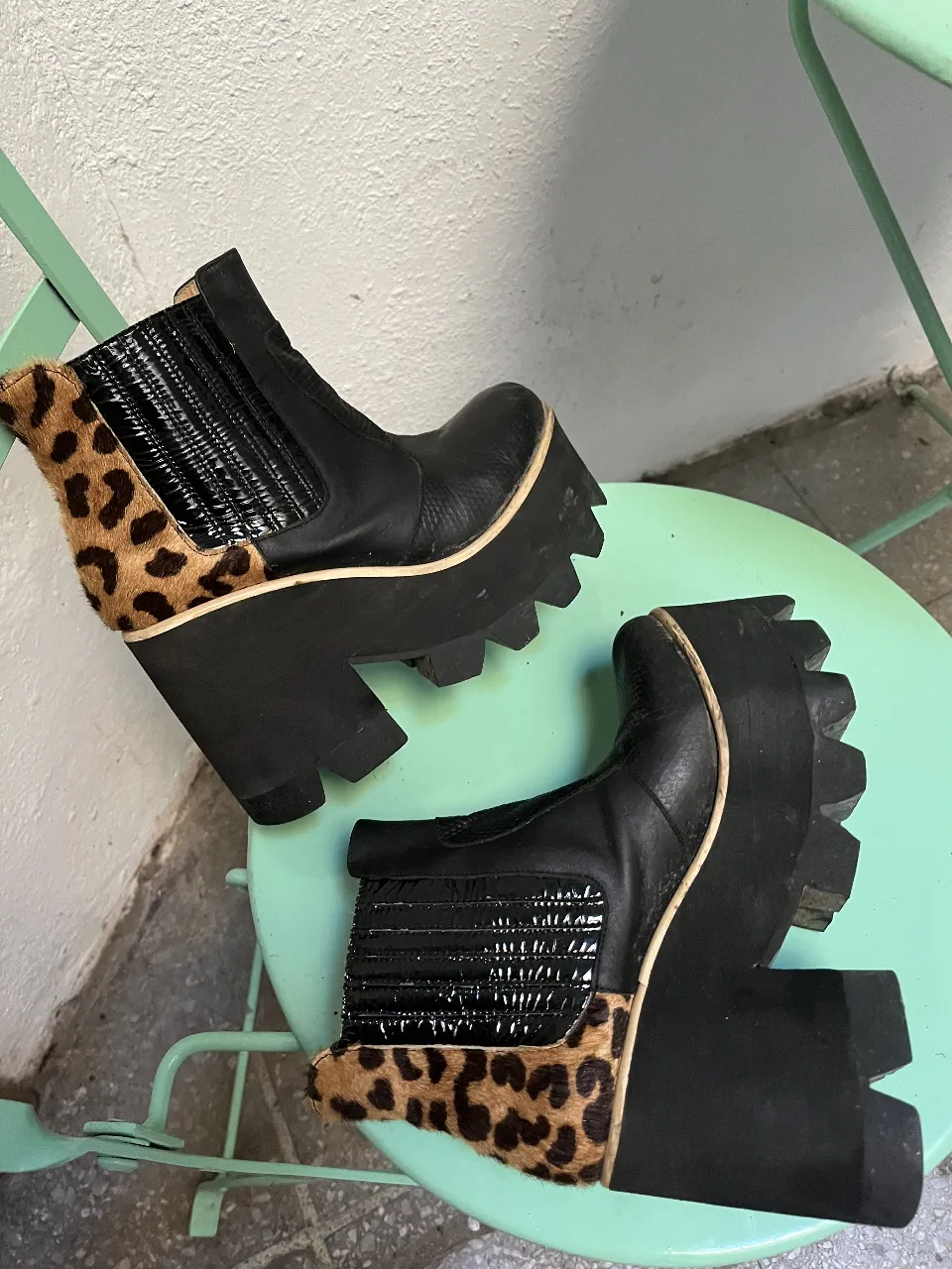 Botas negras con plataforma y taco grueso. Detalle de estampa animal print en los laterales y elásticos a los costados. Taco con diseño dentado.