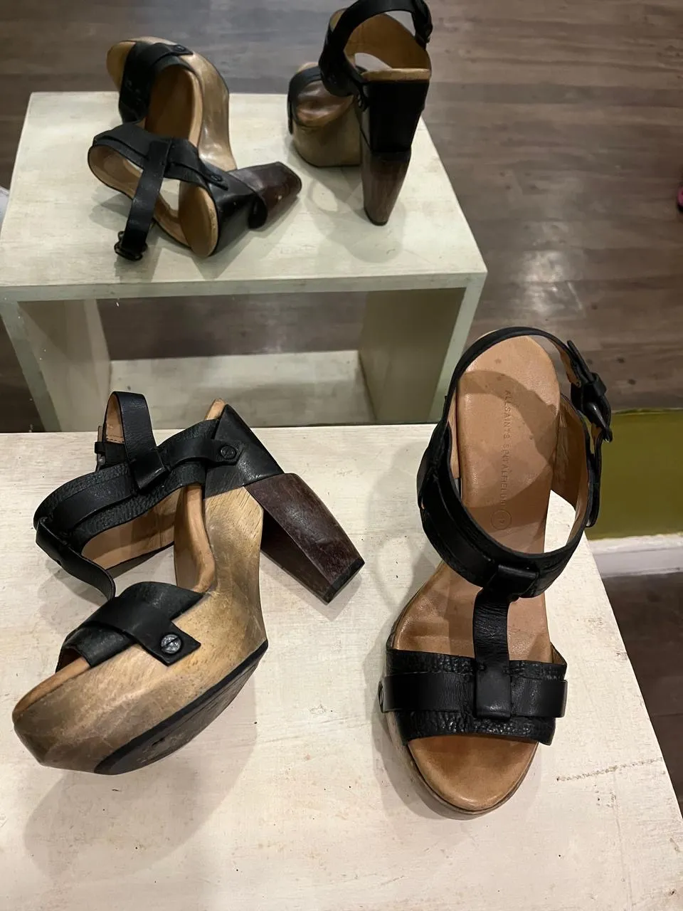Sandalias de cuero con taco de madera y plataforma. Diseño con tiras y hebilla para un ajuste perfecto. Ideales para un look moderno y sofisticado.