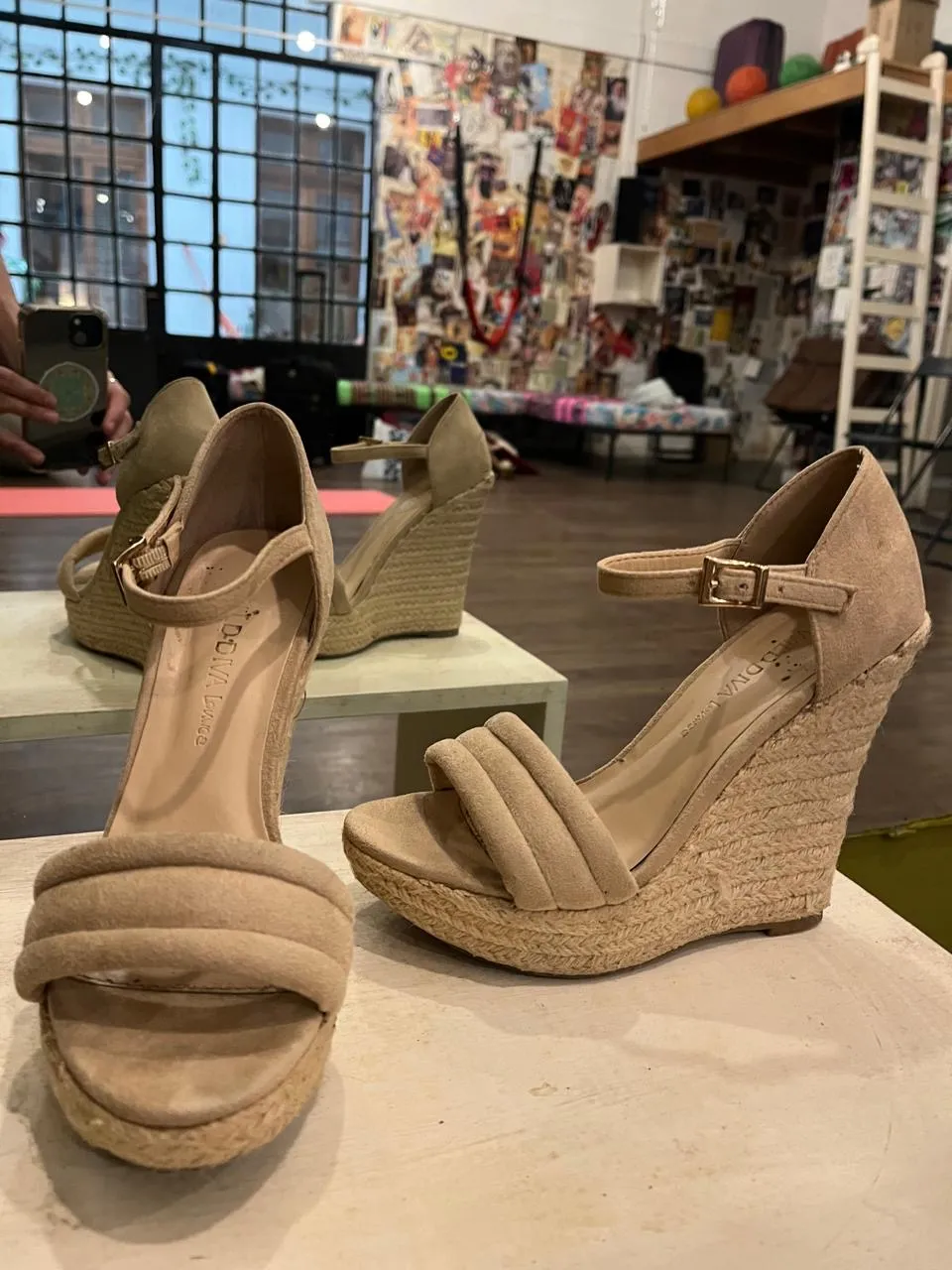 Sandalias de USA color crudo, de gamuza sintética y suela de yute. Ideales para un look casual y cómodo.