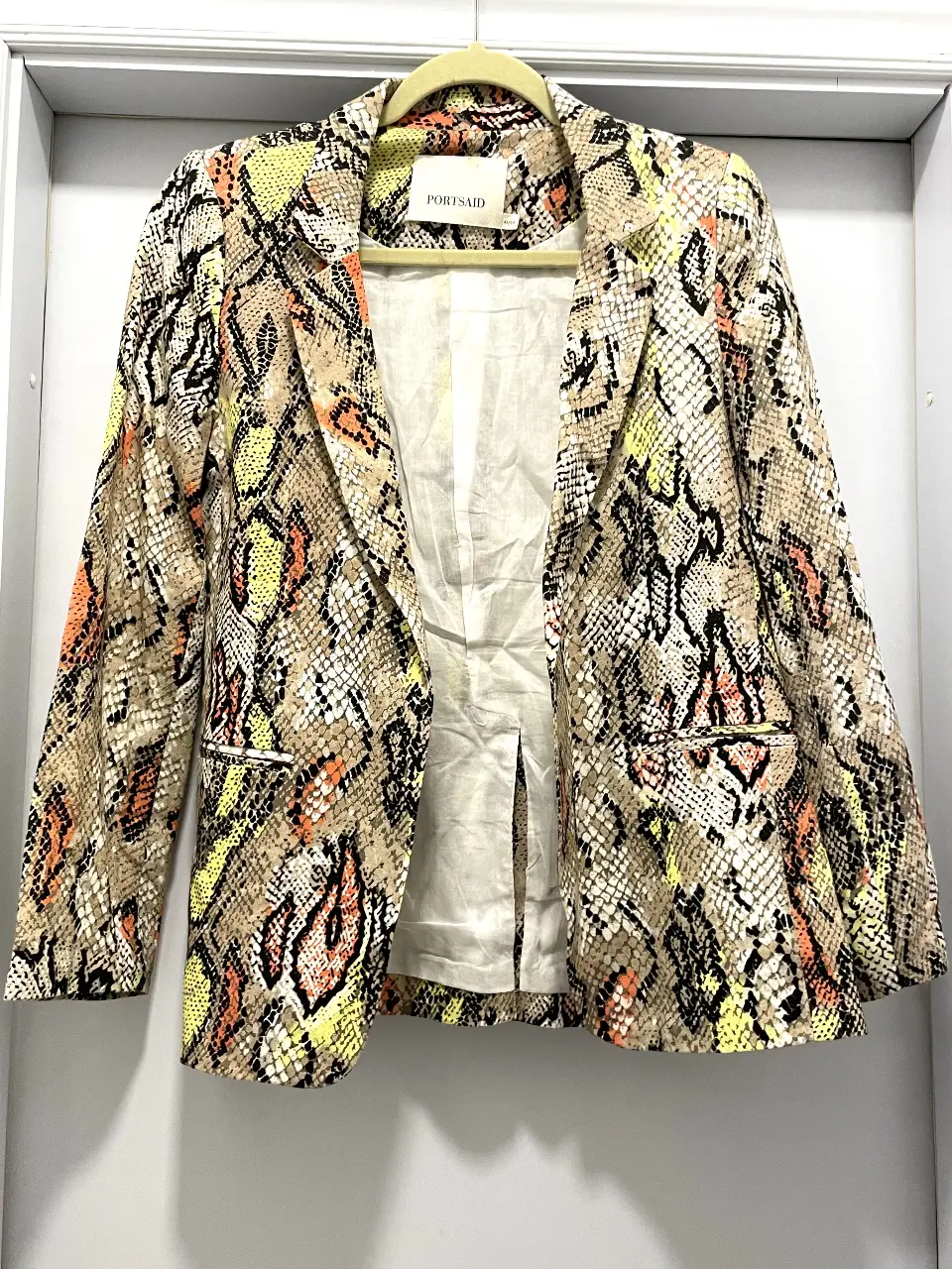 Elegante blazer PortsAid con estampado de serpiente, ideal para un look sofisticado y moderno. Confeccionado en una mezcla de lino y viscosa, este blazer ofrece comodidad y estilo. Perfecto para ocasiones especiales o para darle un toque audaz a tu outfit diario.