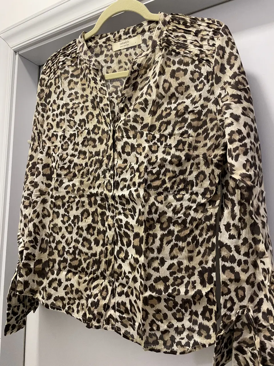 Camisa de mujer con estampado de leopardo, de la marca Indiastyle. Confeccionada en 100% algodón, ideal para un look casual y con estilo.