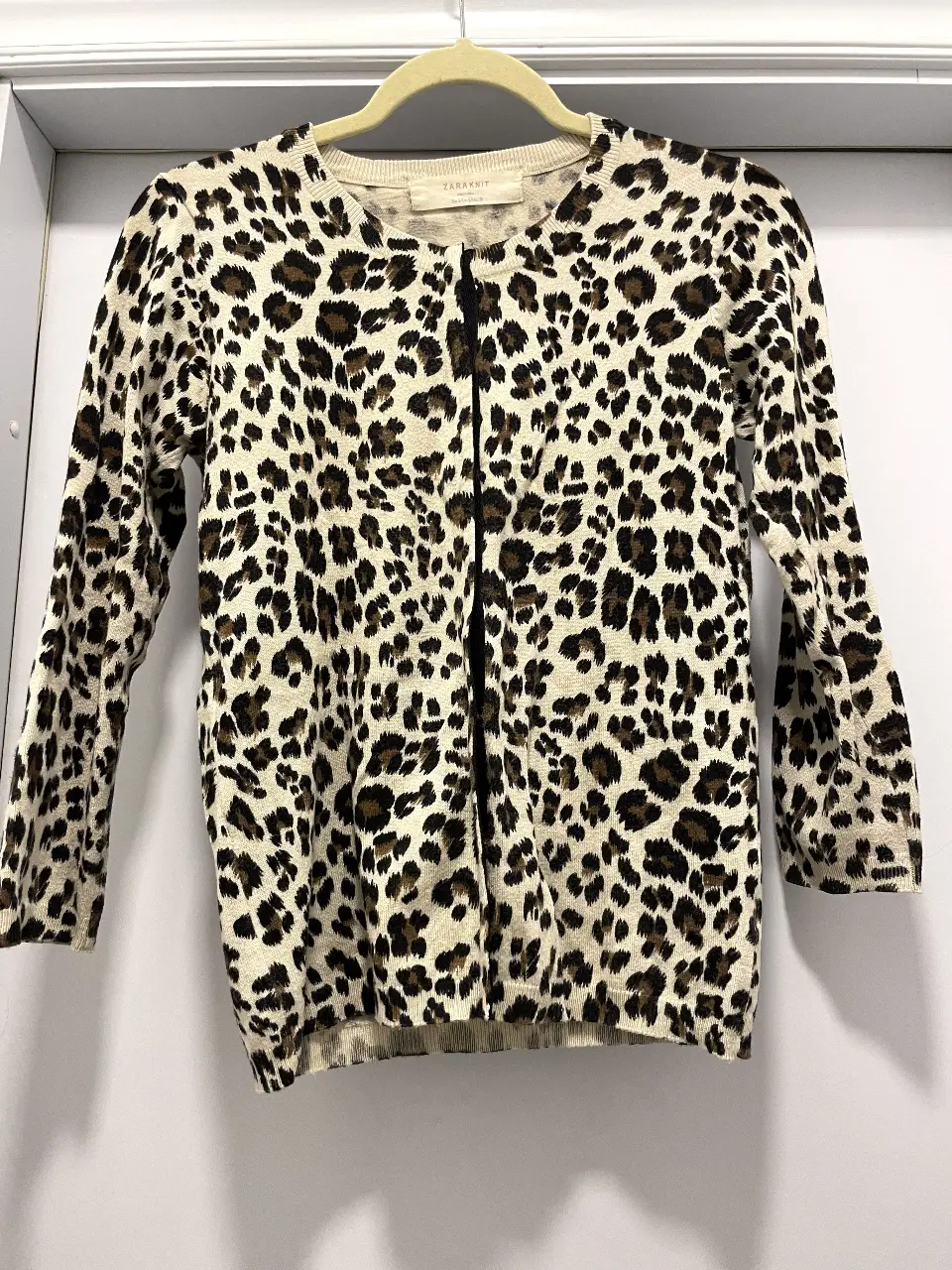 Cardigan de mujer con estampado de leopardo. Cierre con botones. Marca Zara Knit. Talle S.