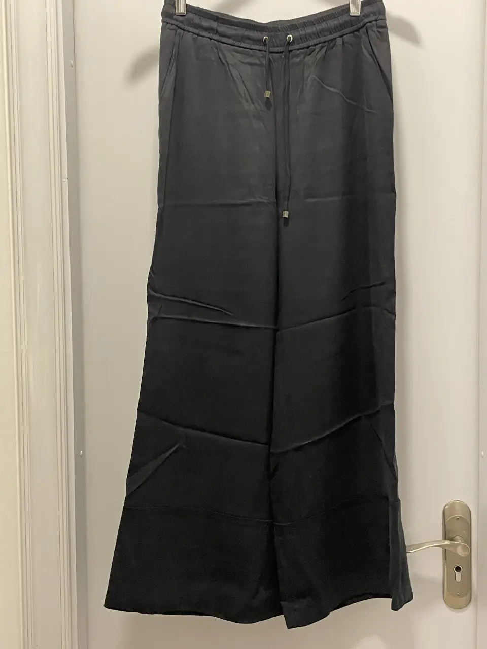 Pantalón sastrero negro de mujer, de la marca CLARA IBARGUREN. Talle 42, confeccionado en 63% Tencel y 37% Rayón. Ideal para un look elegante y cómodo.