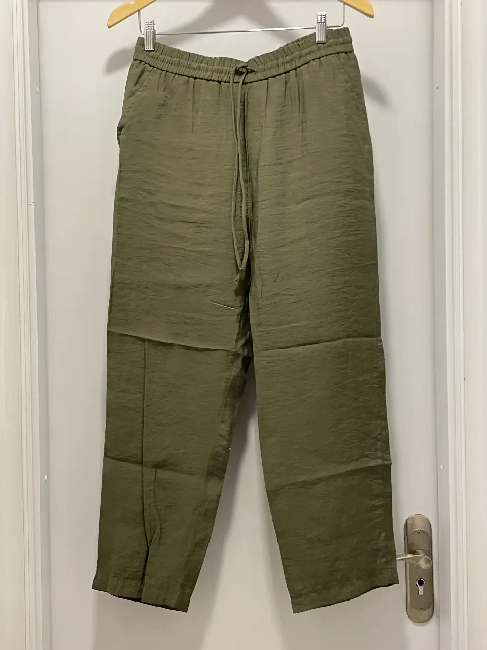 Pantalón suelto de mujer, color verde militar. Marca Zara, talle M. Ideal para un look casual y cómodo.