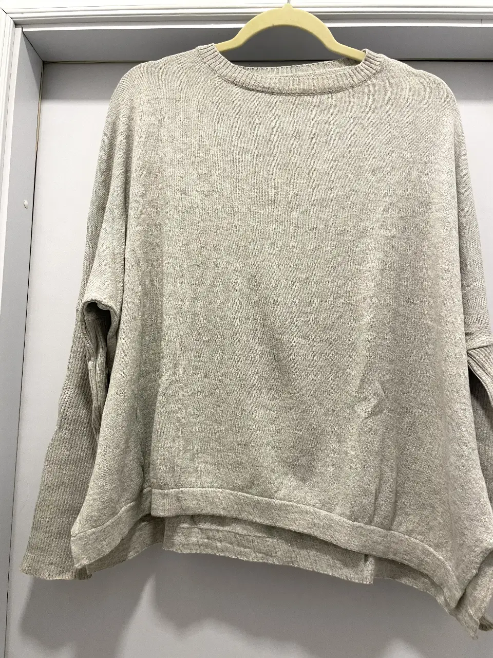 Sweater de cuello redondo en tono gris claro, ideal para un look casual y cómodo. Confeccionado en tejido suave y de calidad, este sweater es perfecto para el día a día.