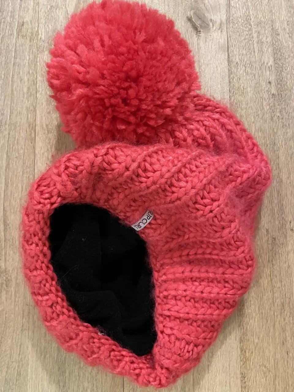 Gorro tejido de lana color rosa con pompón. Ideal para el invierno, abrigado y con estilo. interior con polar.