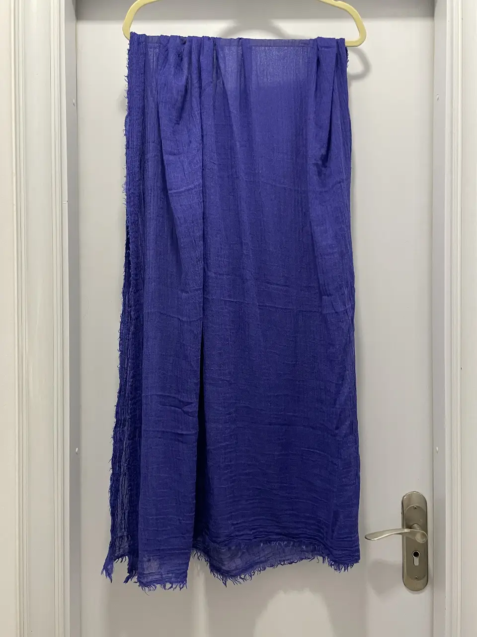 Pañuelo de tela azul, ideal para complementar cualquier look. Perfecto para usar en cualquier ocasión.