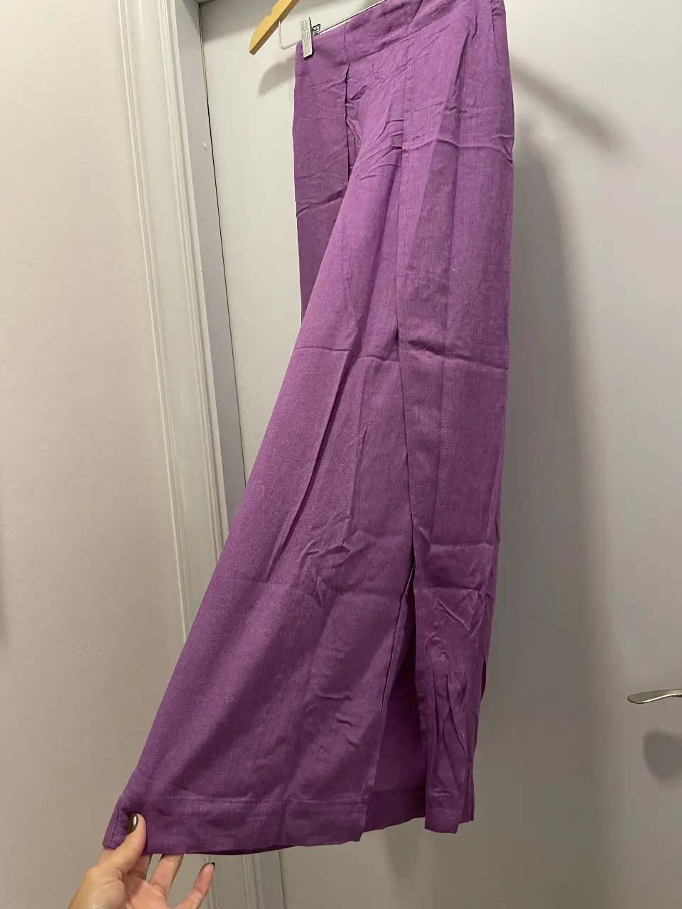 Pantazzo de lino, color violeta, talle S. Ideal para un look relajado y cómodo.