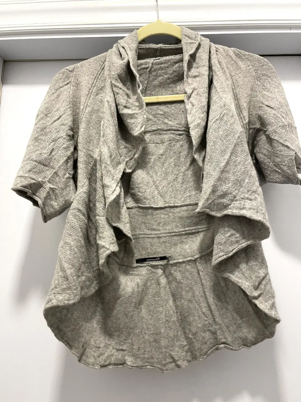 Cardigan de mujer AKIABARA, color gris, con mangas cortas y diseño drapeado. Ideal para un look casual y elegante.