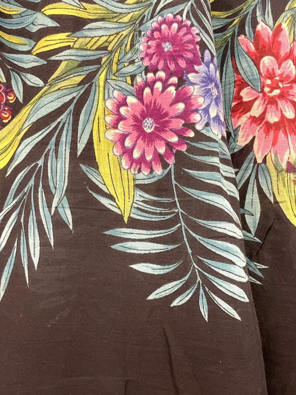 Pantalón suelto de mujer con estampado floral tropical. Diseño palazzo, ideal para un look fresco y moderno. Perfecto para el verano.