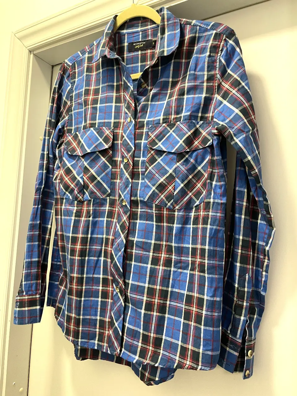 Camisa a cuadros azul, roja y blanca para hombre, con dos bolsillos delanteros y botones. Marca KEVINGSTON.