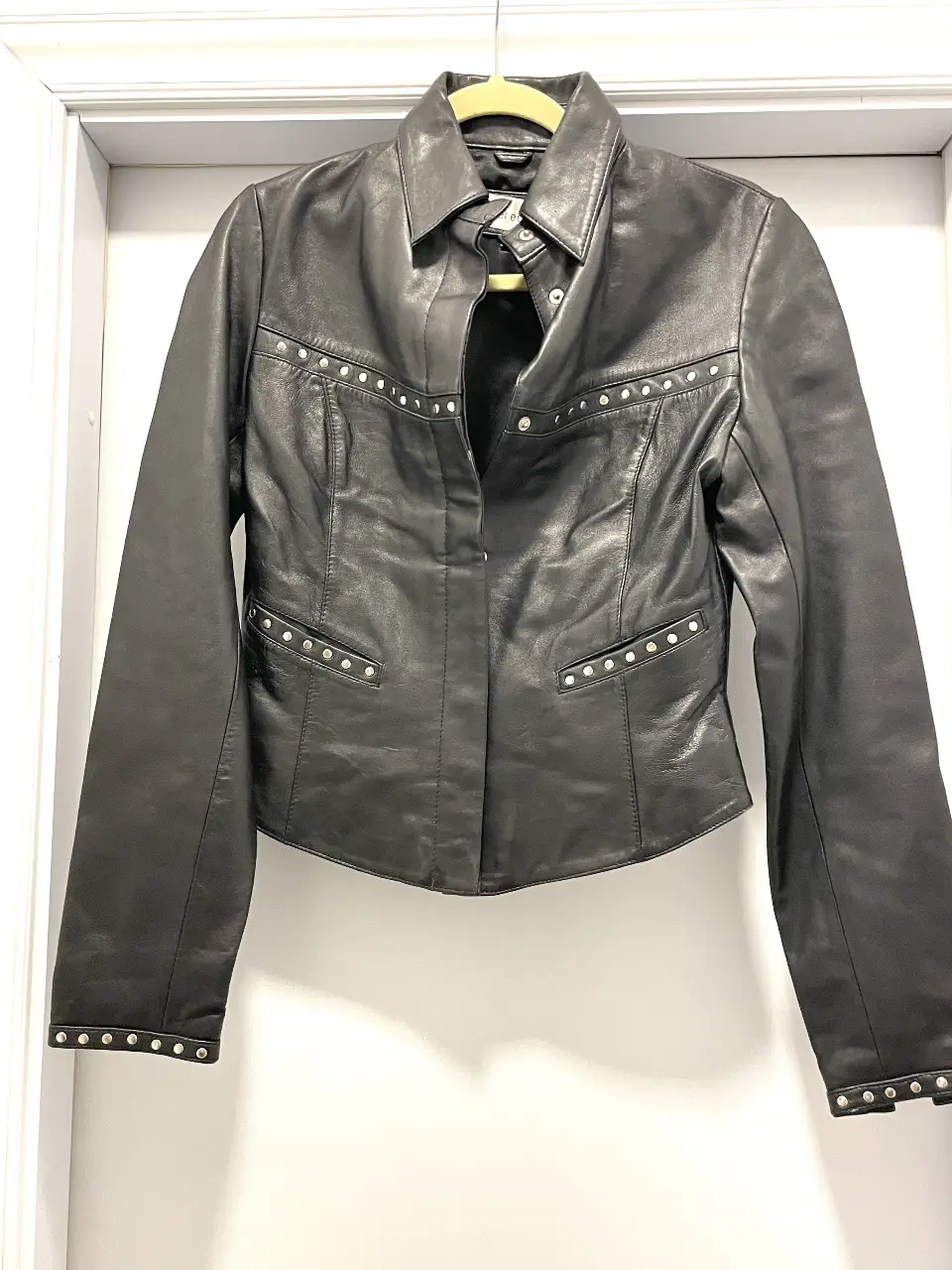 Campera de cuero negra con tachas plateadas, estilo biker. Talle L, ideal para un look rocker y canchero. Detalles de tachas en hombros, bolsillos y puños. Perfecto para usar en salidas o para darle un toque audaz a tu outfit.
