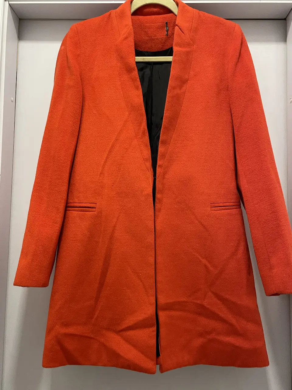 Tapado Nicole naranja, con solapa y bolsillos. Talle 40.
