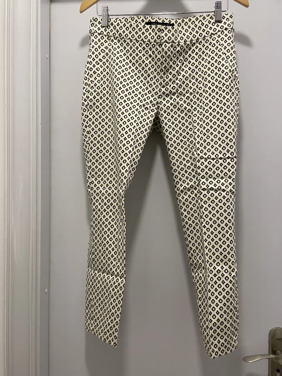 Pantalón sastrero de mujer, con estampado geométrico en blanco y negro. Talle M de Zara Woman. Ideal para un look elegante y moderno.