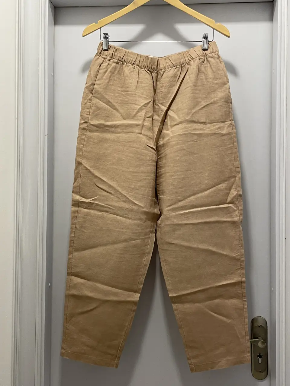 Pantalón suelto de lino color crudo de la marca Zara, talle M. Ideal para un look casual y fresco.