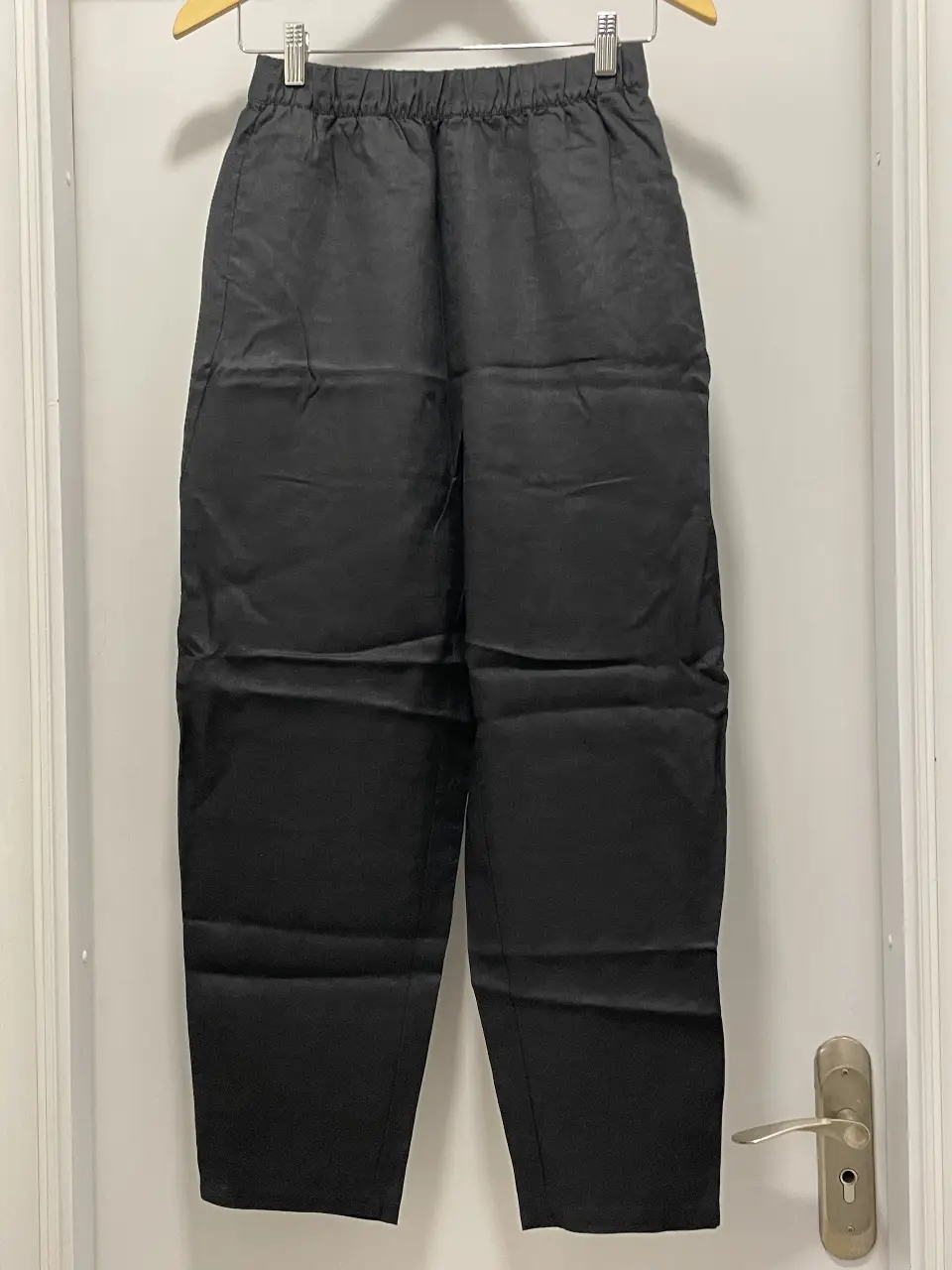 Pantalón suelto de lino negro de la marca Zara, talle XS. Ideal para un look casual y fresco.