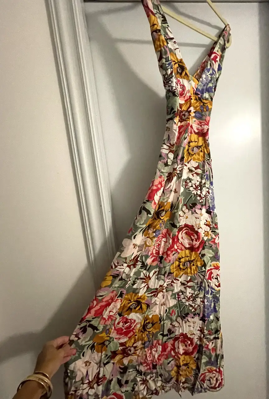 Vestido largo de mujer con estampado floral, ideal para el verano. Diseño con escote en V con tirantes. Perfecto para un look bohemio y fresco.