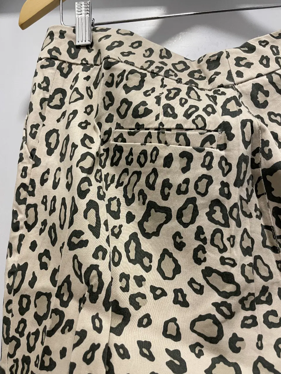 Pantalón suelto con estampado de leopardo en tonos crudo y negro. Ideal para un look casual y moderno.