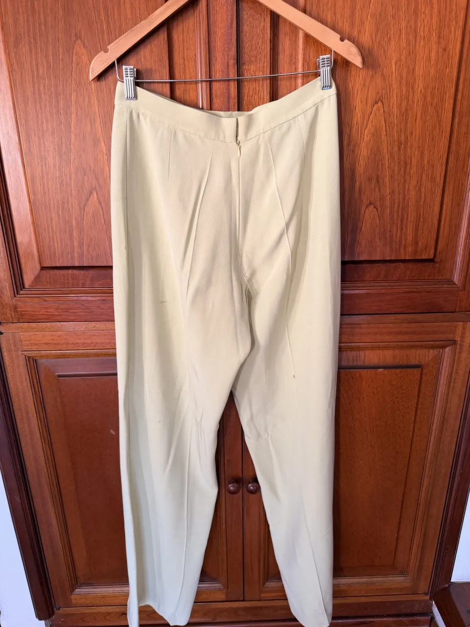 Pantalón liso de color verde lima. Tiene cierre y un botón en la cintura. Sin talle (símil 40/42)