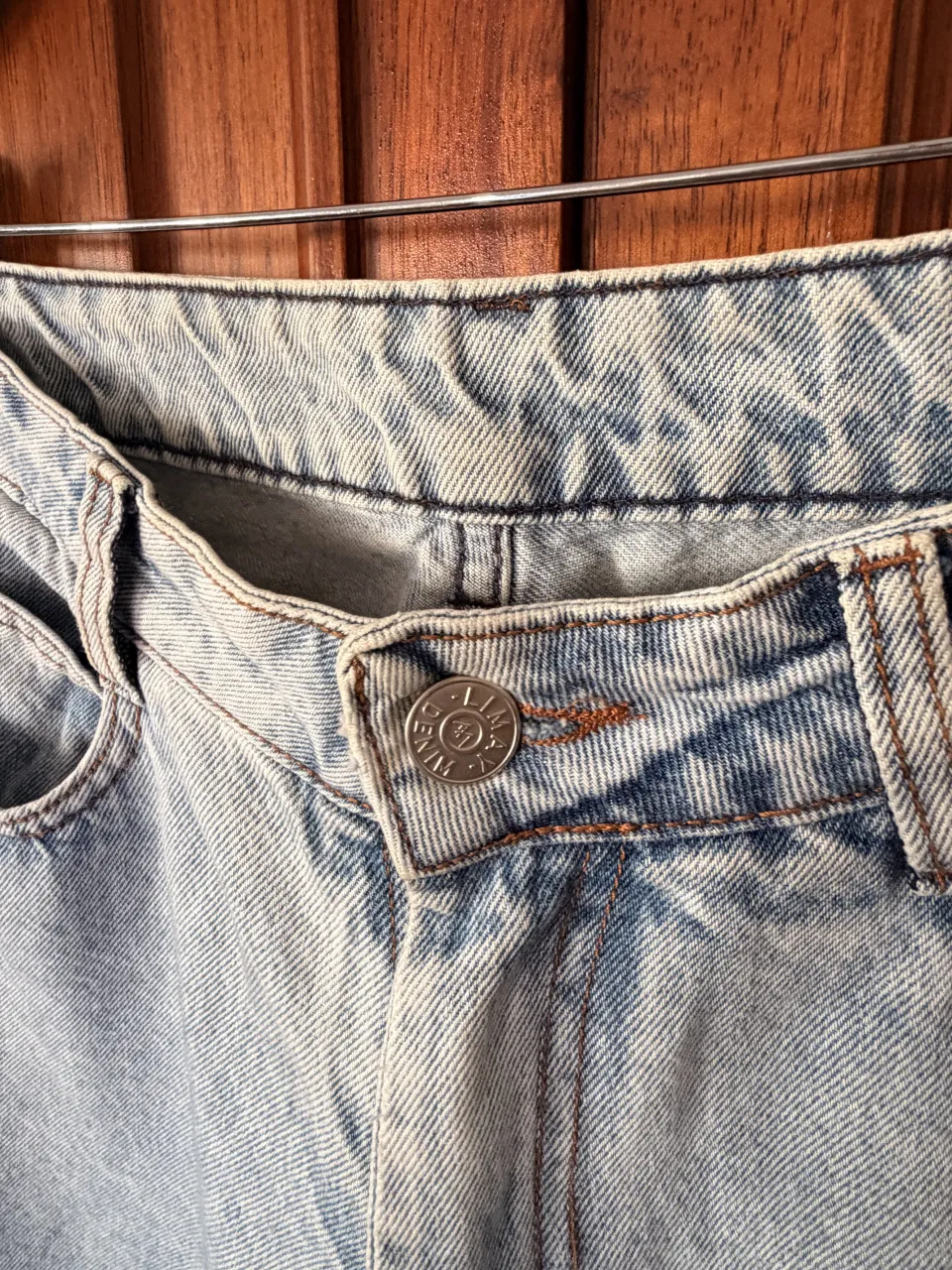 Jeans recto Limay clarito con cierre y botón. 