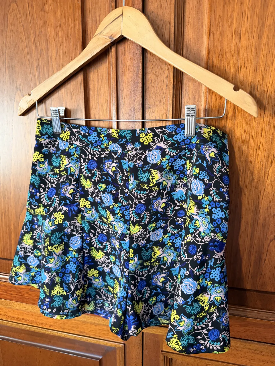 Short azul con estampa floral en tonos azules, amarillos y rosas. Tiro alto.