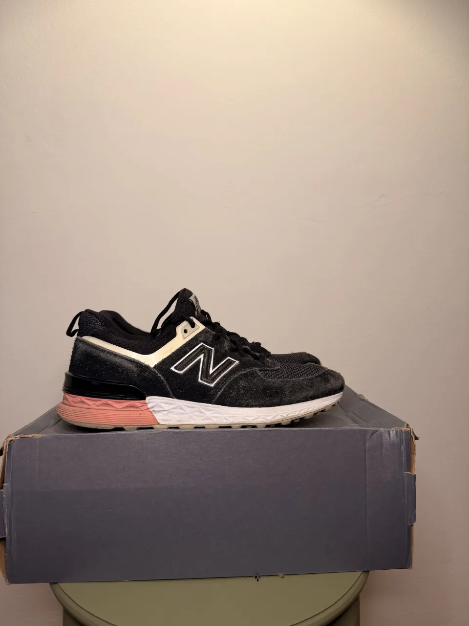 Zapatillas New Balance 574 Sport negras con detalles en blanco y rosa. Usadas.