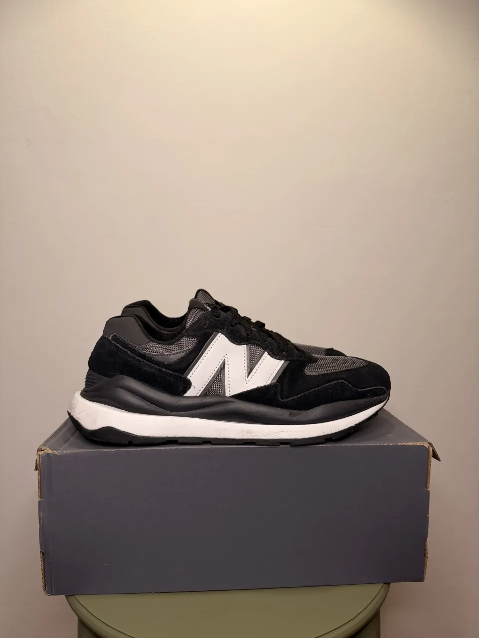 Zapatillas deportivas New Balance negras con detalles blancos. Modelo 5740.