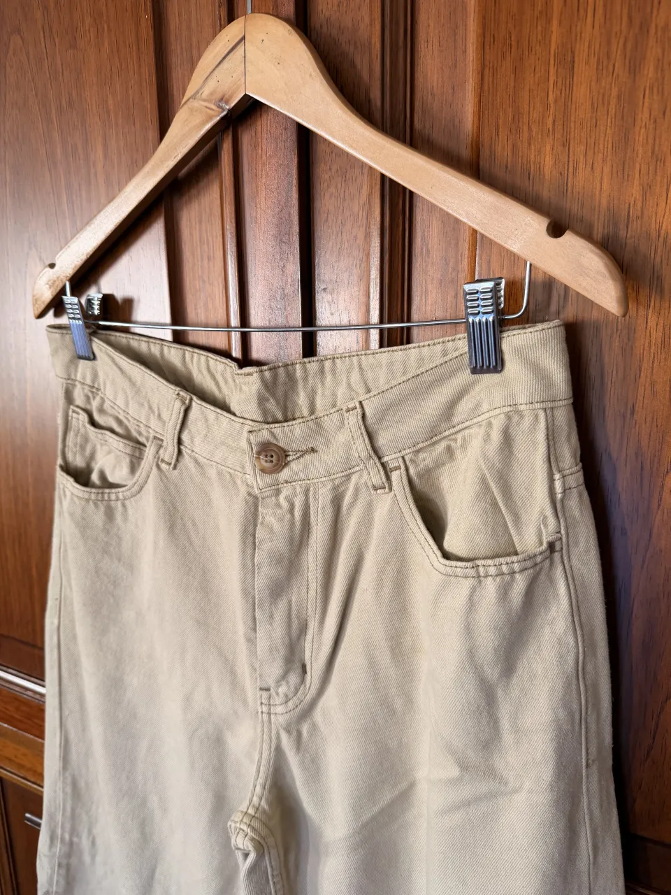 Pantalón de gabardina color tiza con pespuntes a tono. Posee bolsillos delanteros y traseros.