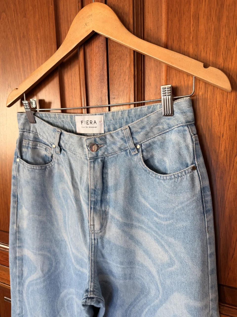 Jeans de tiro alto con estampado abstracto en tonos celestes y blancos. Cuentan con bolsillos delanteros y traseros.