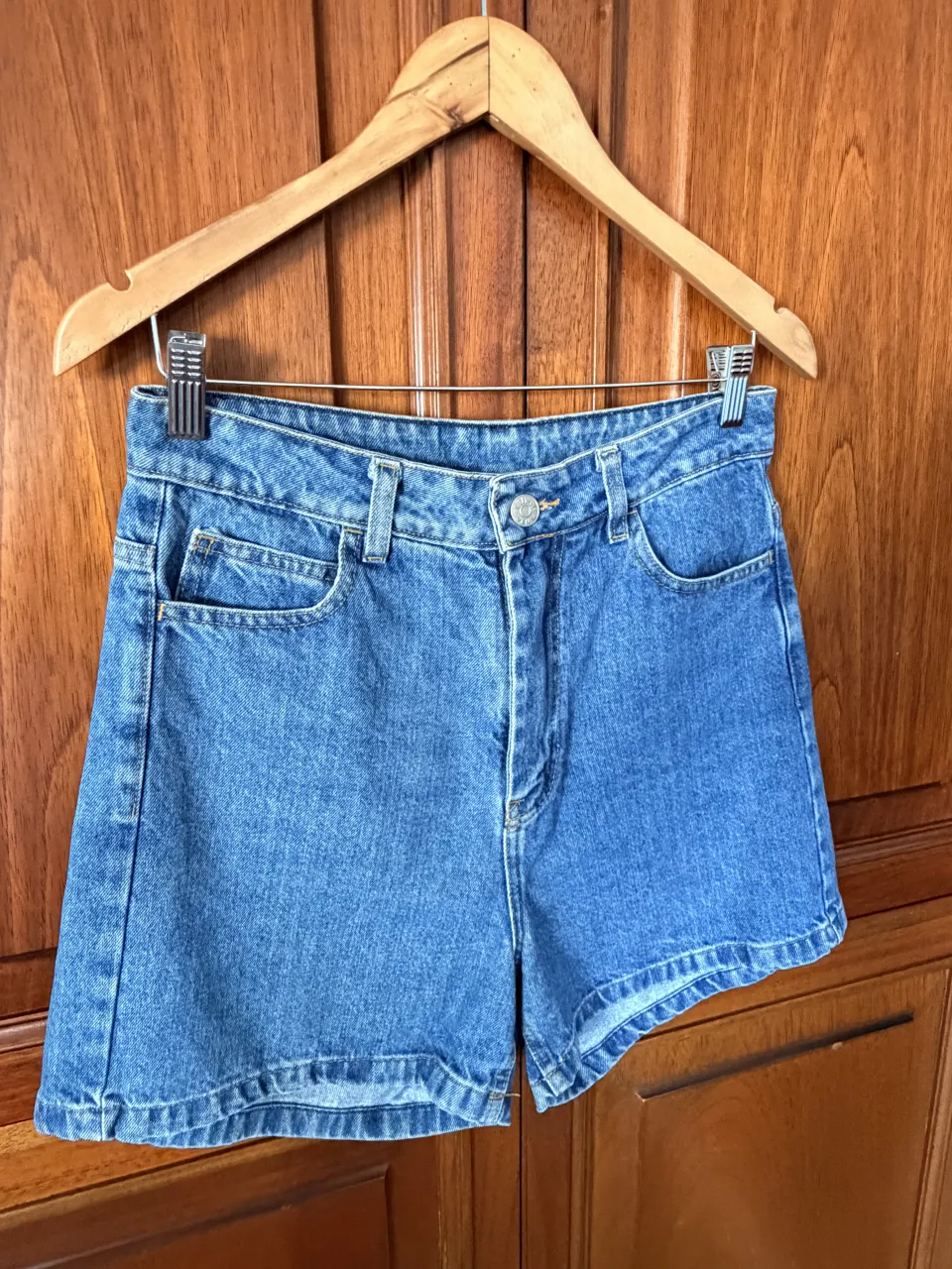 Shorts de jean azul. Modelo clásico con cinco bolsillos y cierre.