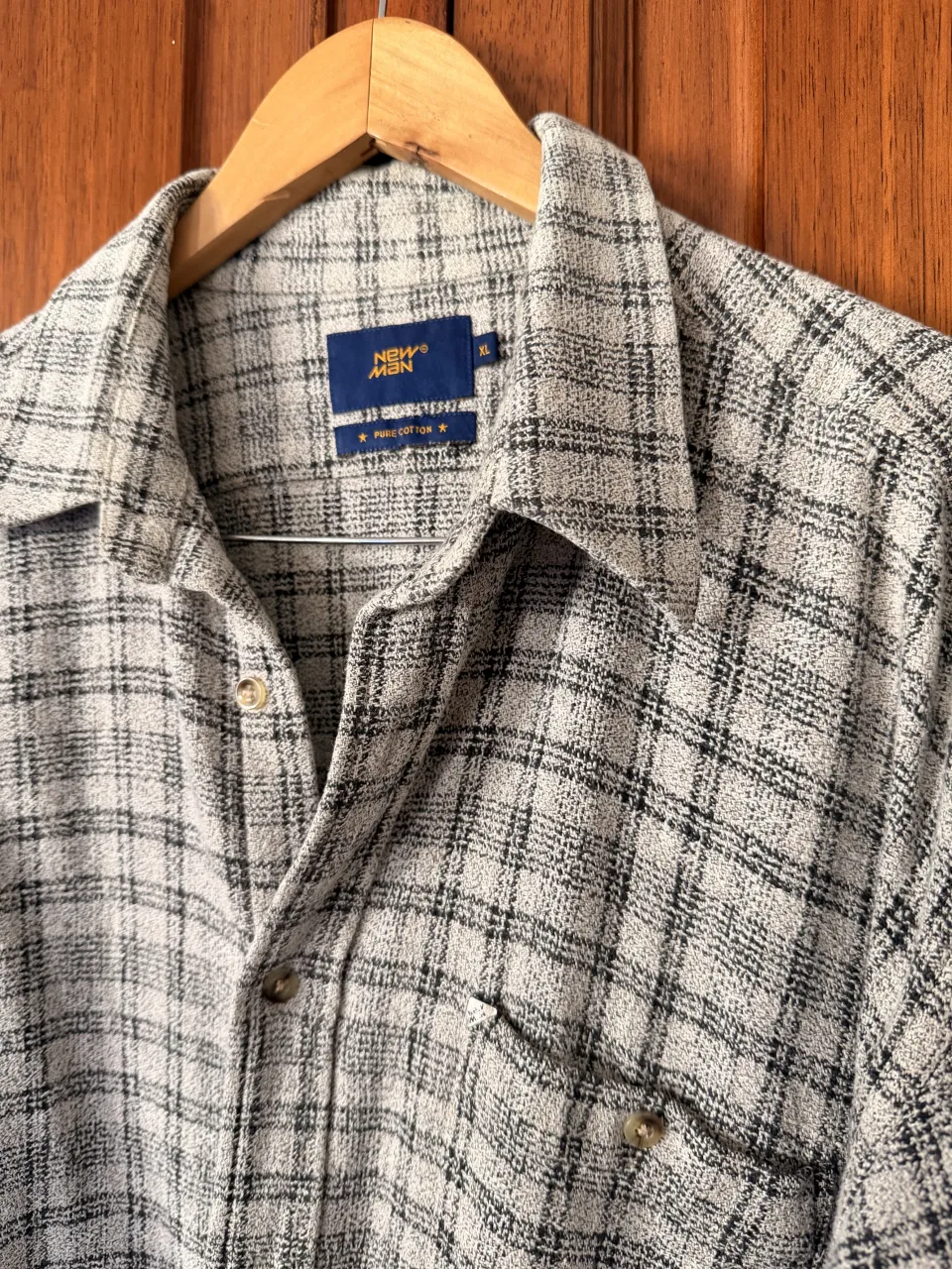 Camisa a cuadros de manga larga con botones al frente y un bolsillo en el pecho. Hilo grueso.