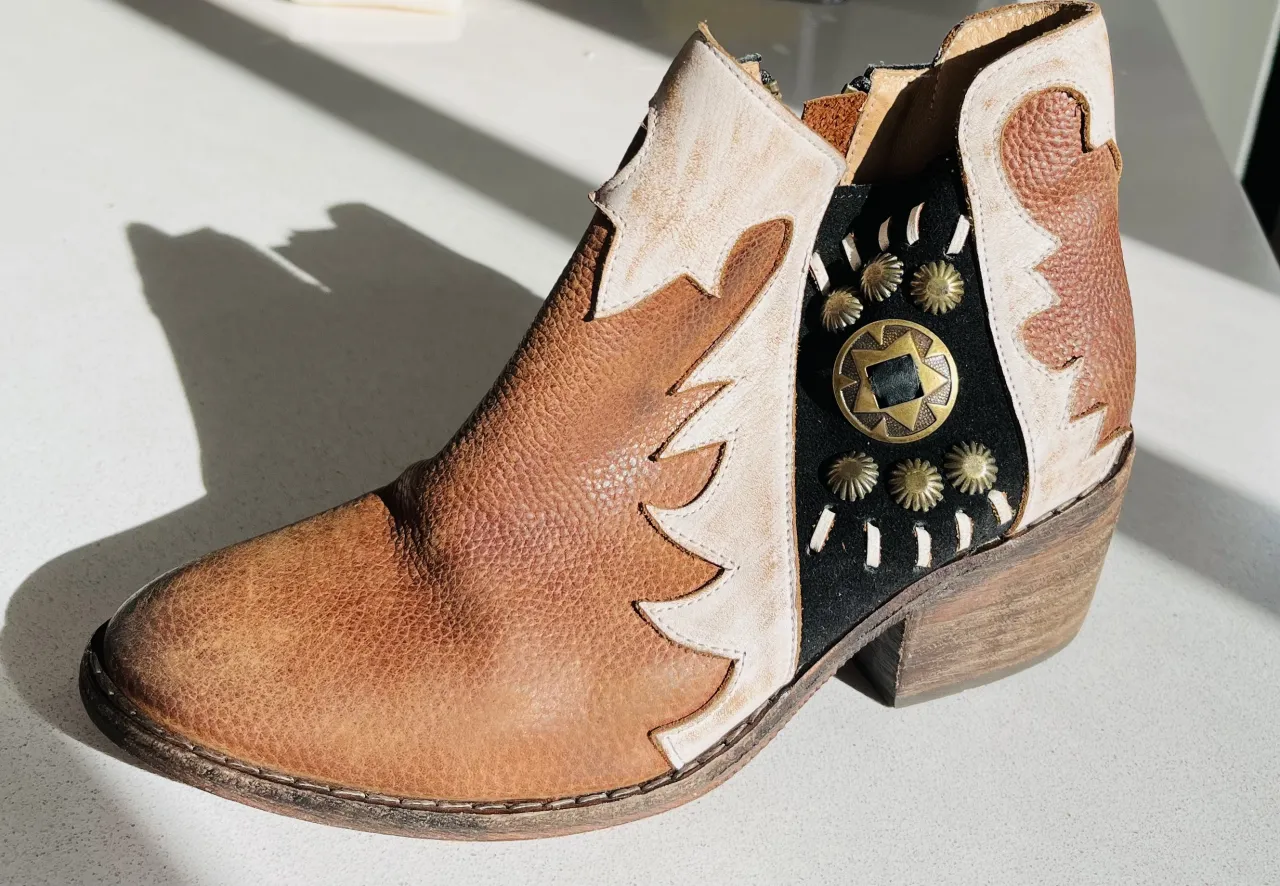 Botitas estilo western, súper cancheras y con detalles únicos. Ideales para darle un toque audaz a cualquier look. Cierre lateral para mayor comodidad.