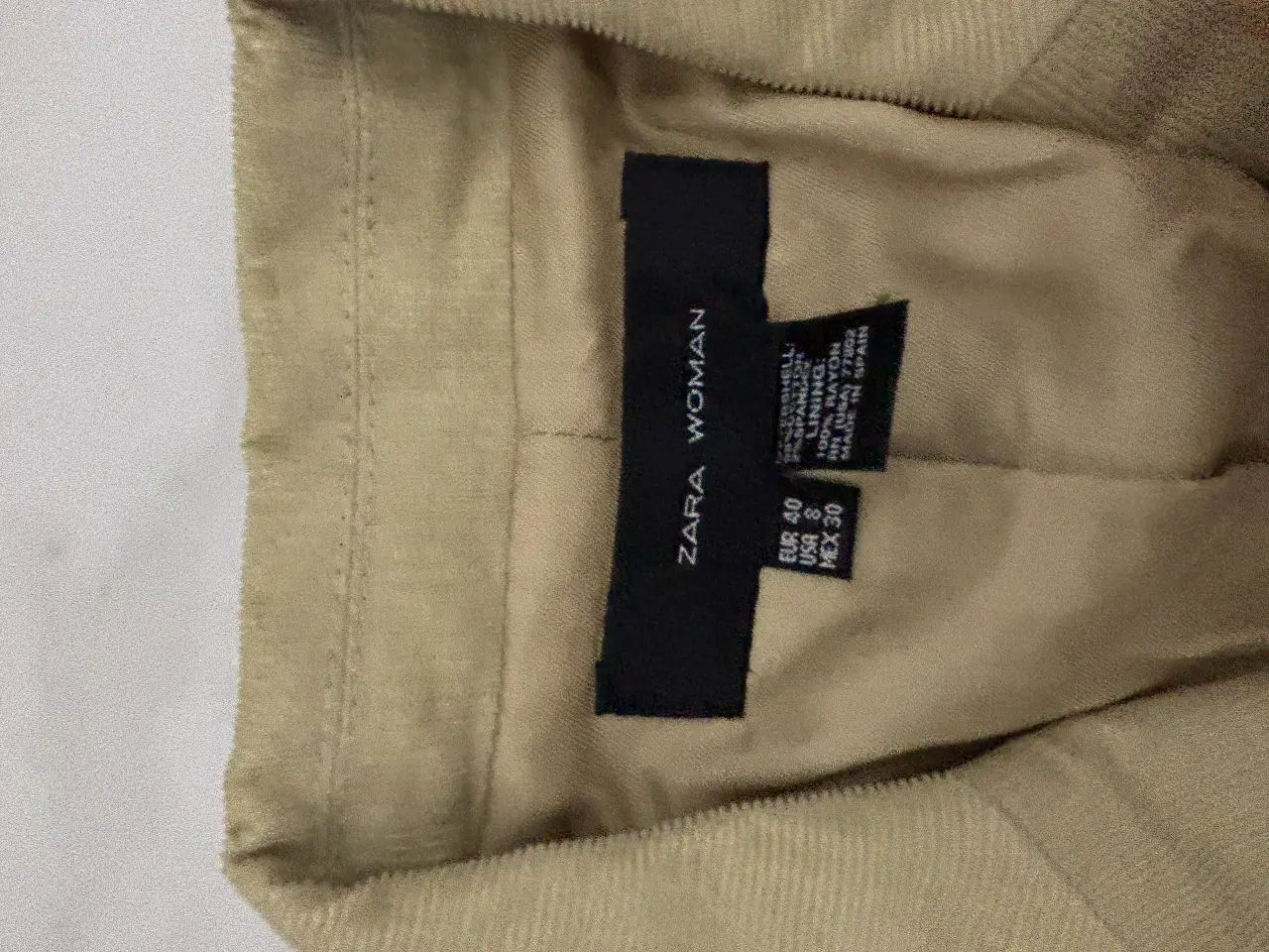 Chaqueta blazer de corderoy color beige con coderas marrones. Ideal para un look casual o semi formal.