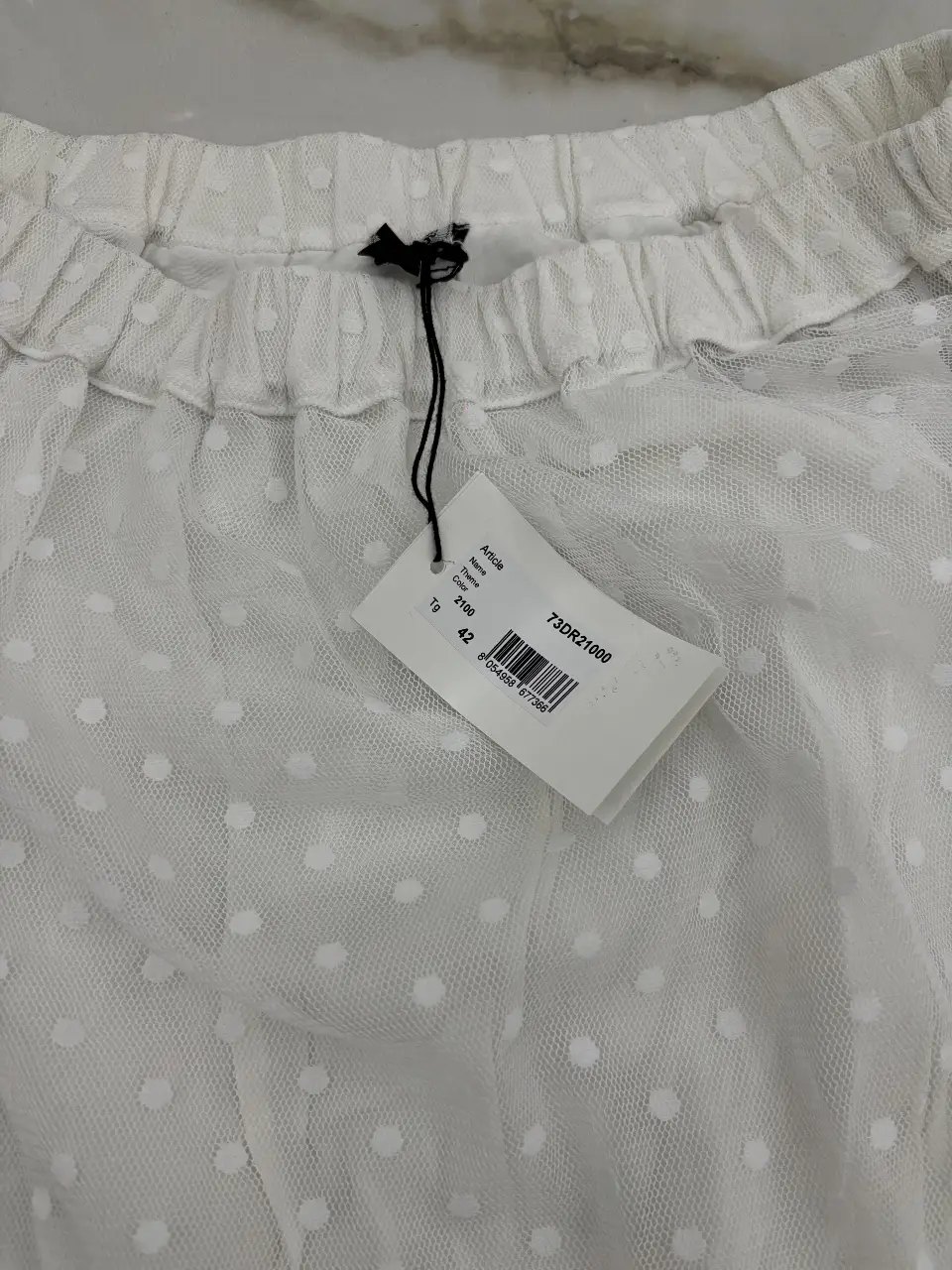 Vestido midi blanco con detalles de lunares. Ideal para un look fresco y femenino. Perfecto para eventos de día o salidas casuales.