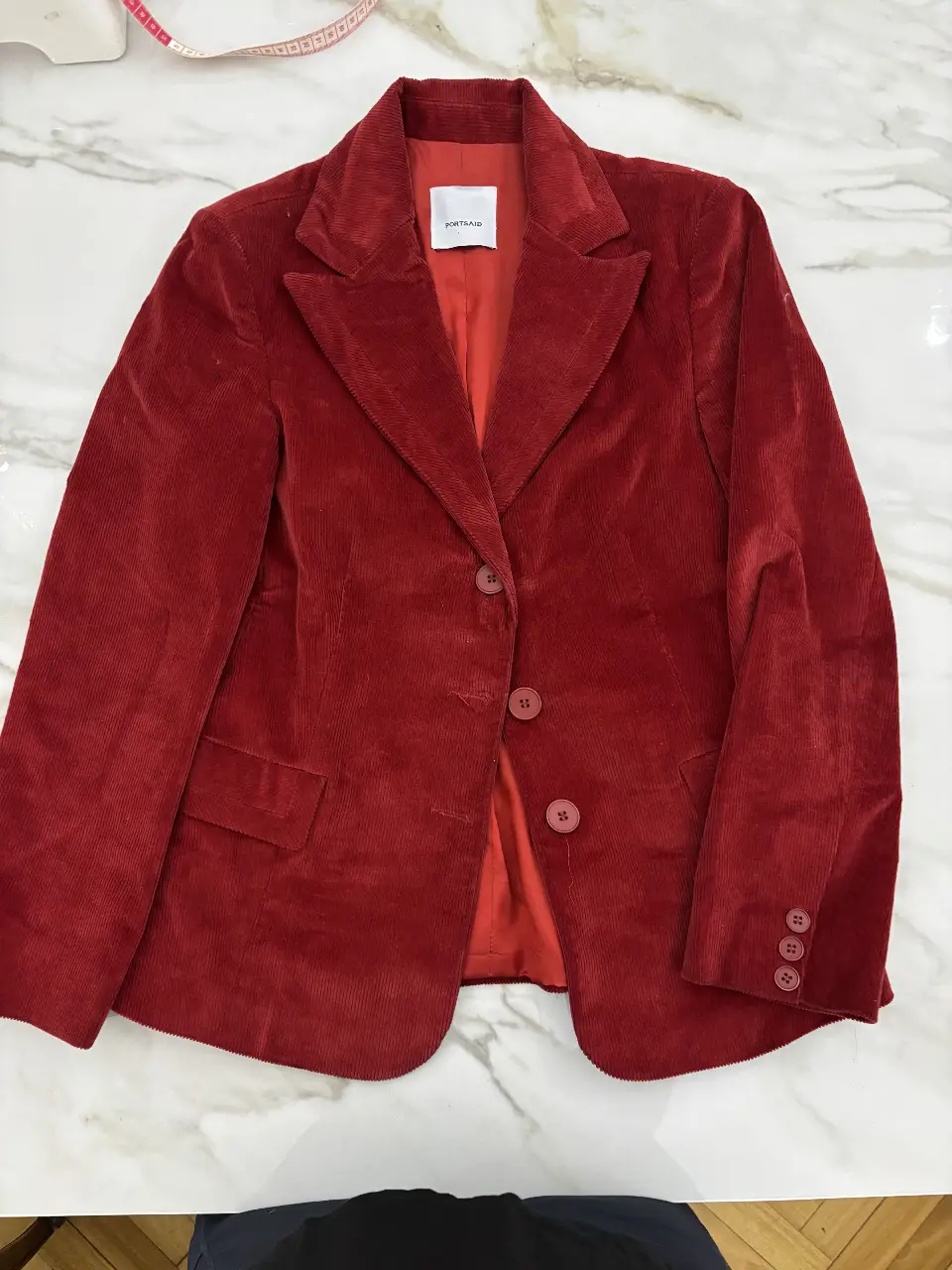 Blazer de corderoy rojo, ideal para un look elegante y canchero. Perfecto para usar en ocasiones especiales o para darle un toque sofisticado a tu outfit diario. Corte clásico y atemporal.