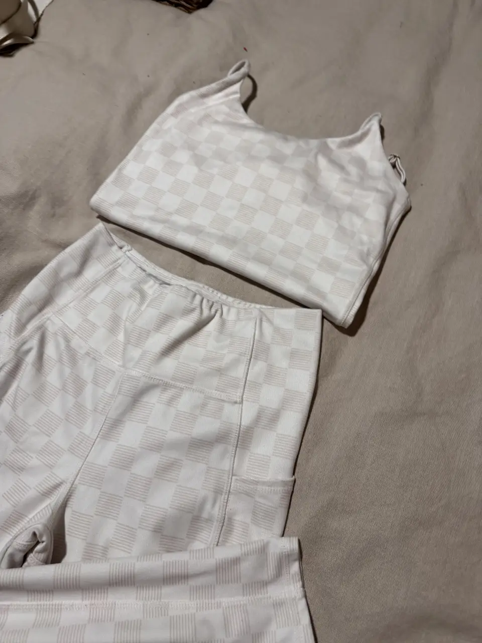 Conjunto deportivo Hurley para mujer, con estampado a cuadros color blanco y nude. Incluye top y calzas. Talle S.