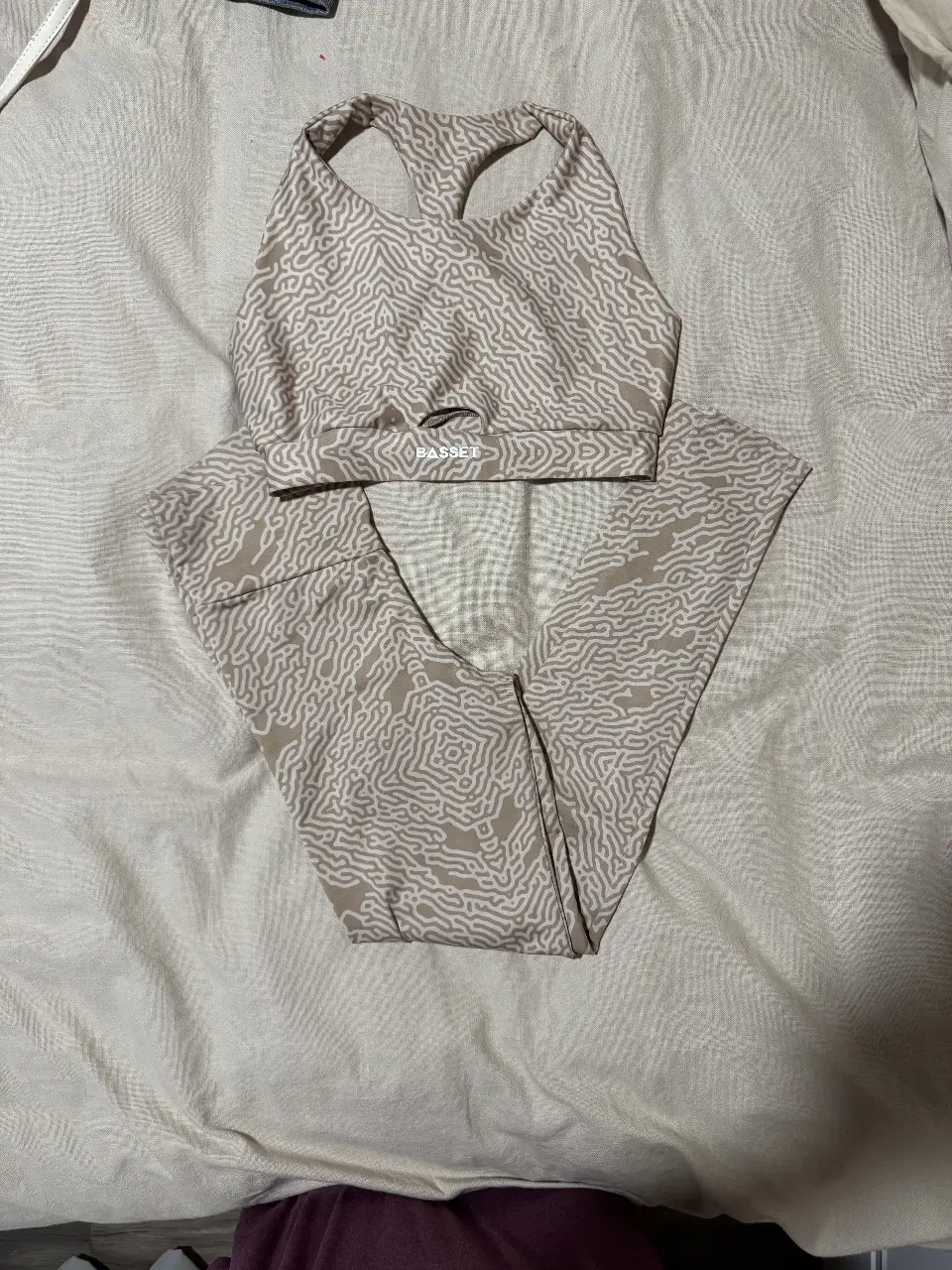 Conjunto deportivo Bassett, top y calzas con estampado abstracto en tonos crudos. Ideal para entrenar con estilo y comodidad. ATENCIÓN > el top es M y la calza S tiro alto