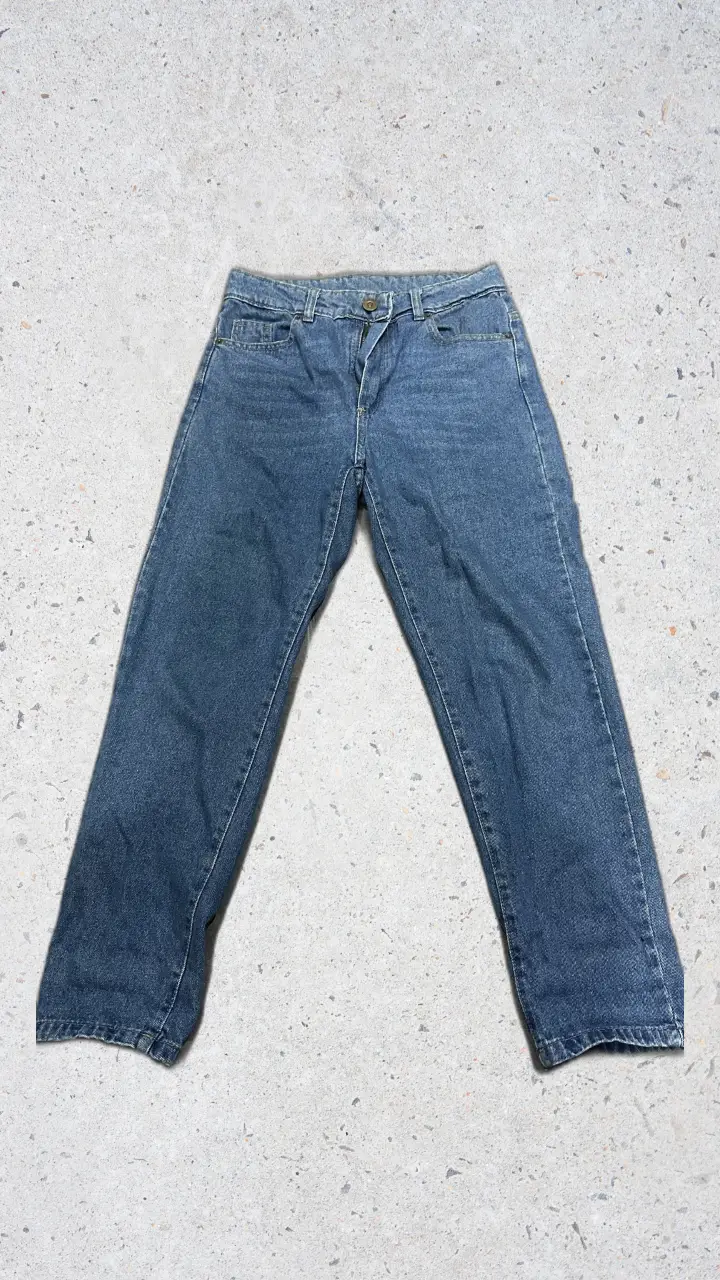 Jeans rectos de denim azul, ideales para un look casual y versátil. Perfectos para combinar con cualquier outfit.