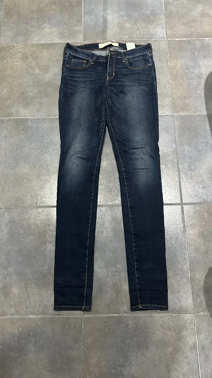Jeans de mujer, corte skinny, color azul oscuro. Talle 36 de la marca Abercrombie & Fitch. Ideal para un look casual y versátil.