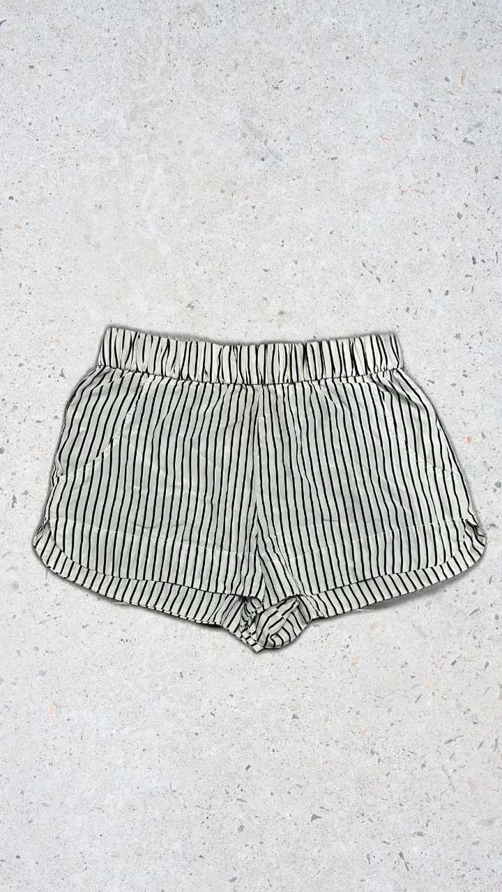 Short de mujer a rayas verticales en blanco y negro, con cintura elastizada. Ideal para un look casual y fresco.