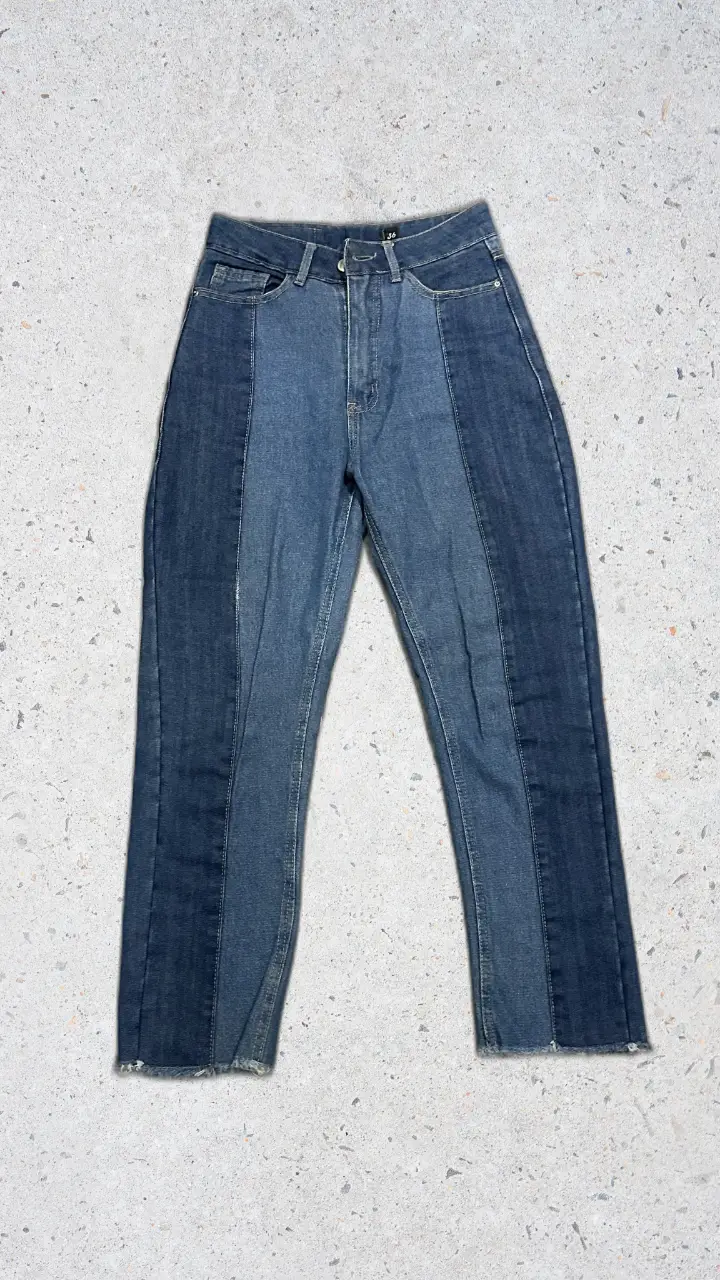 Jeans rectos de mujer, con diseño bicolor. Marca House Of. Talle 36. Tiro Medio. Estilo casual y moderno, ideal para salidas. 