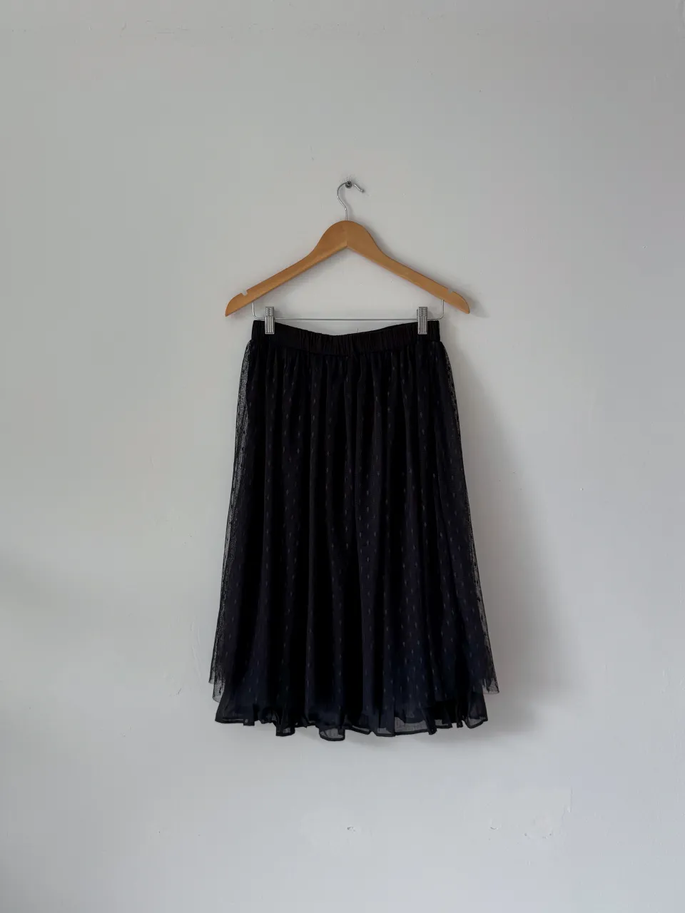 Pollera negra de tul con pequeños detalles estampados. Cintura elastizada.