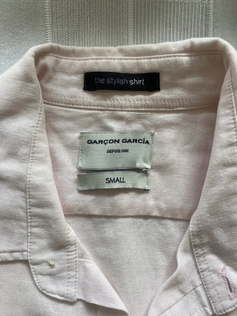 Camisa de hombre Garcon Garcia, de lino, color rosa claro, talle small. Ideal para un look casual y fresco.