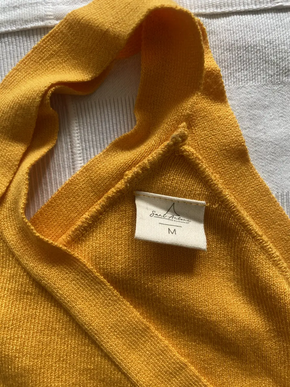 Top halter amarillo de tejido de punto, ideal para un look moderno y fresco. Perfecto para combinar con jeans o faldas. marca saint Antonie
