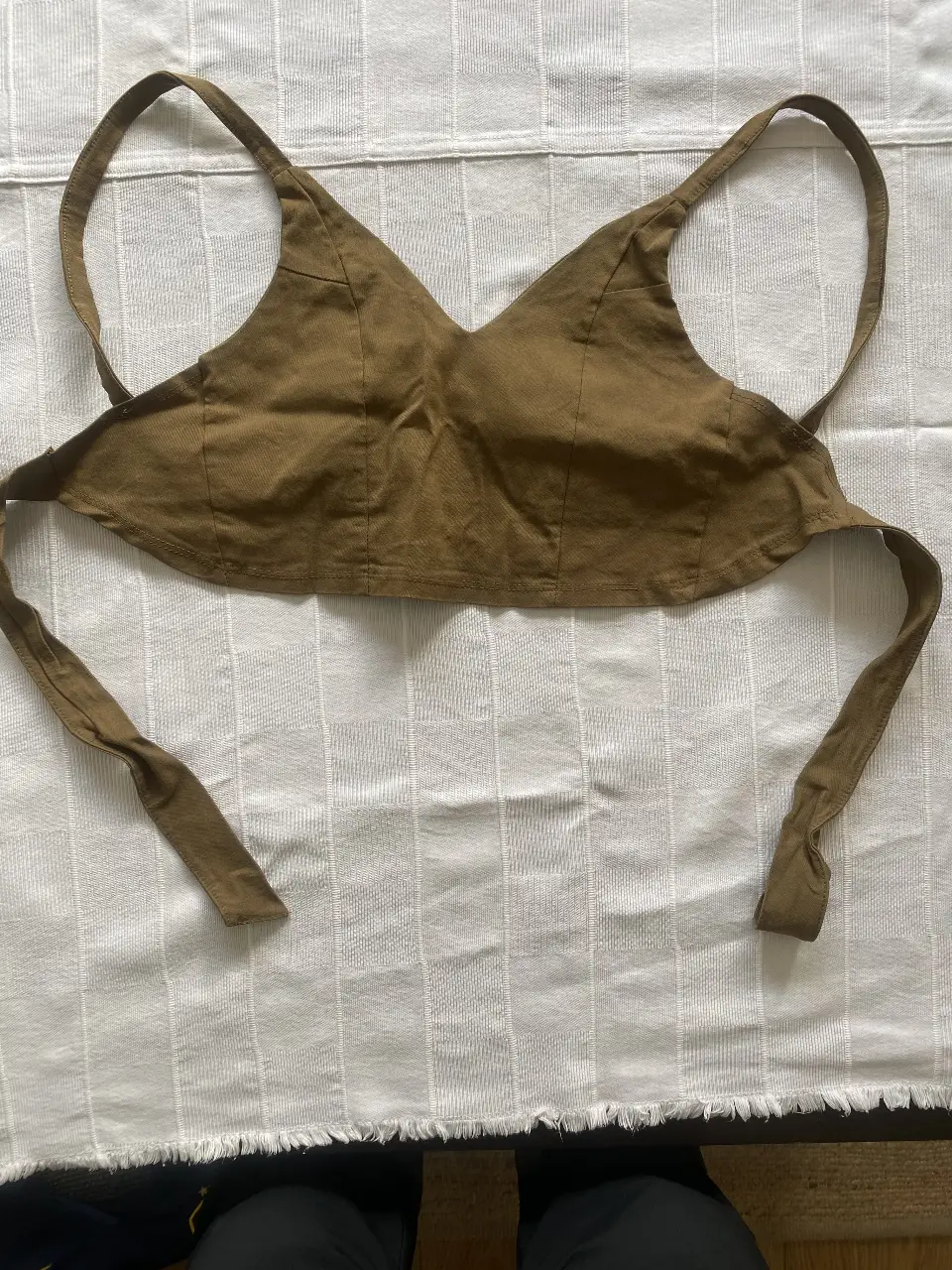 Top marrón con diseño triangular y lazos para atar. Ideal para un look casual y fresco.