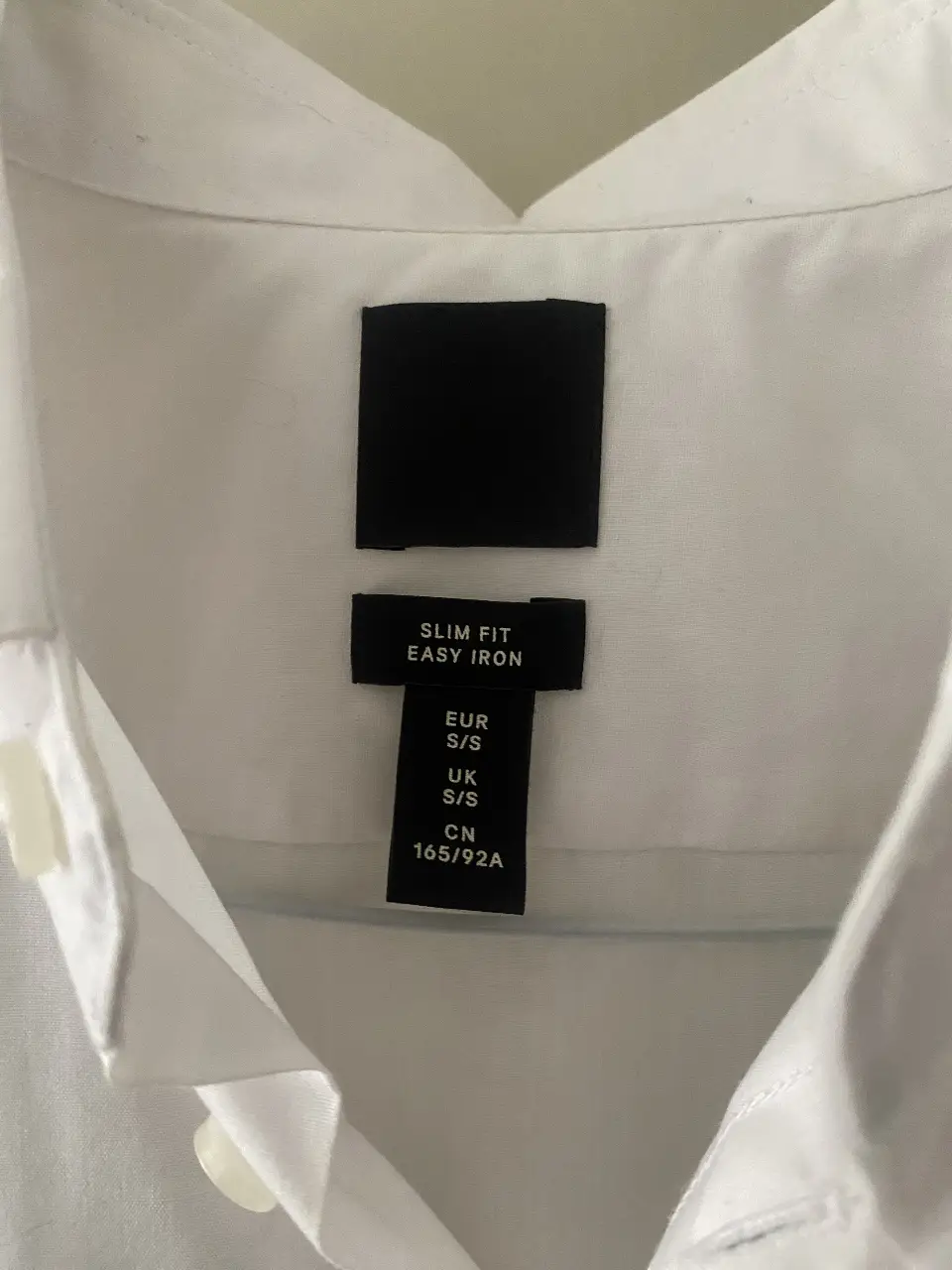 Camisa blanca de hombre, slim fit y fácil planchado. Ideal para un look formal o casual elegante.