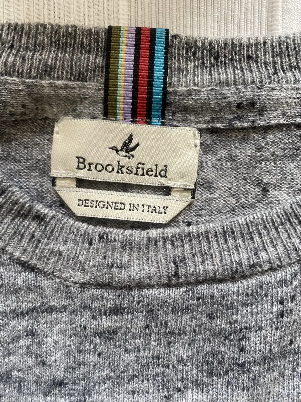 Sweater Brooksfield gris, diseño italiano, ideal para un look casual y cómodo. Perfecto para el día a día.
