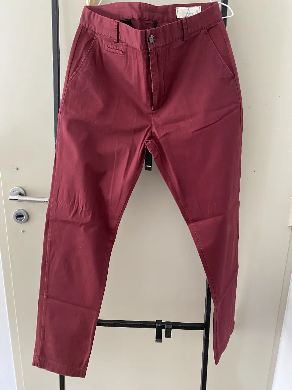 Pantalón chino de hombre, color bordó. Confeccionado en tela de algodón. Ideal para un look casual y versátil.