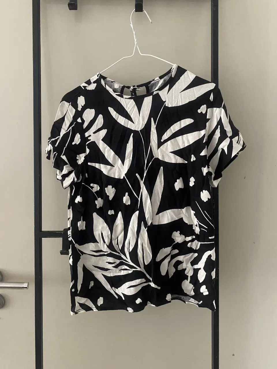 Blusa estampada en blanco y negro con diseño floral. Ideal para un look casual y fresco.