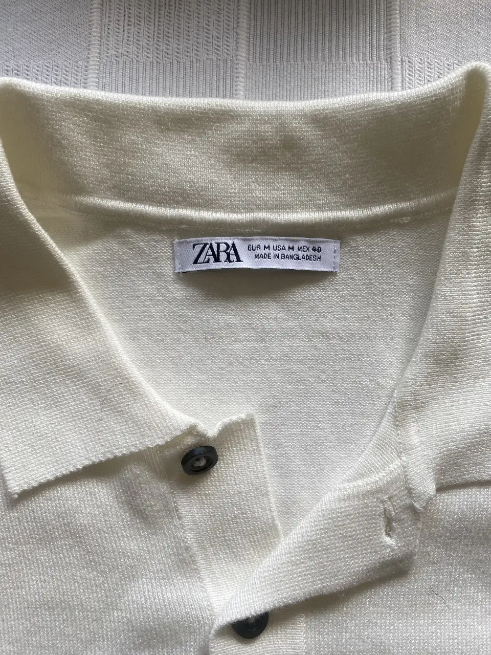 Remera polo de hombre, color blanco, con cuello y botones. Marca Zara, talle M.